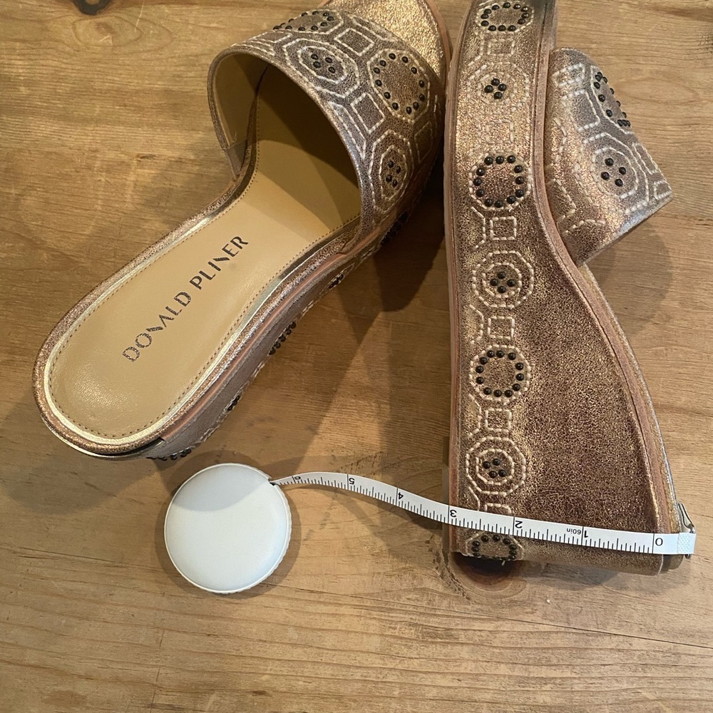 Donald Pliner Gold Bronze Studded Wedge Sandals Spring Summer Boho Festival 8M - Picture 6 of 9